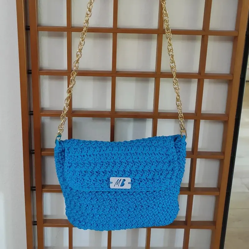 Borsa azzurra all'uncinetto con catena dorata