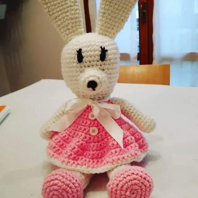 Coniglietta amigurumi con vestitino rosa