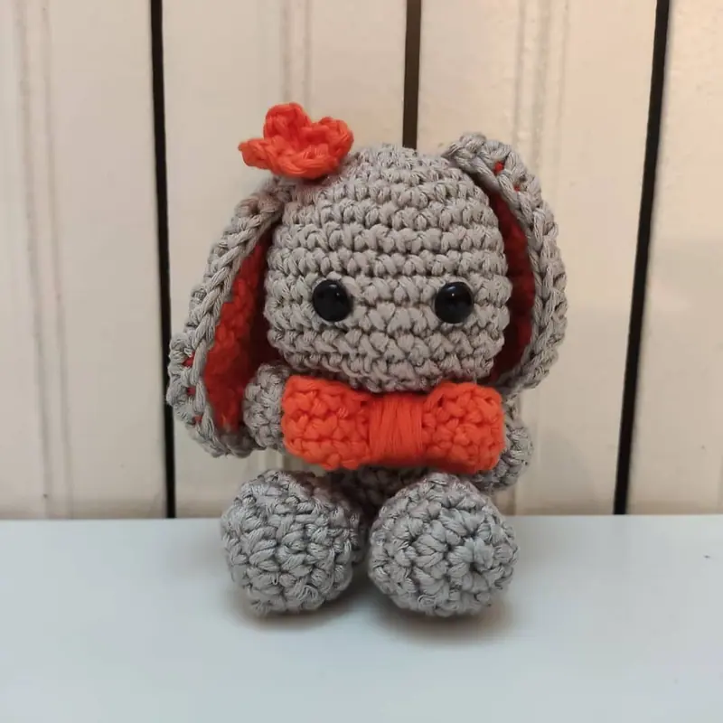 Coniglietto amigurumi grigio con fiocco arancione