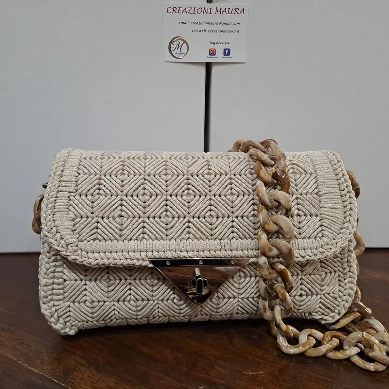 Borsa beige lavorata con manico a catena
